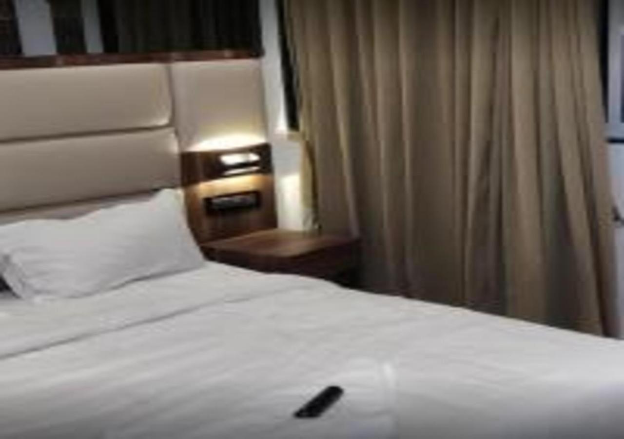 Hotel Meriton Mumbai International Airport T-2 Exterior foto